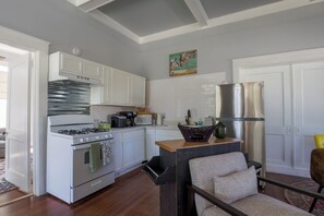 Full Kitchen 1