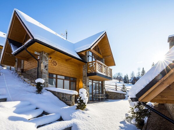 Gebäude, Himmel, Schnee, Eigentum, Fenster, Pflanze, Haus, Baum, Steigung, Holz