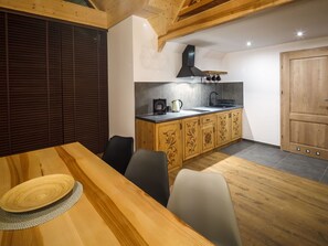 Möbel, Cabinetry, Tabelle, Holz, Stuhl, Küche, Countertop, Flooring, Fussboden, Holzbeize