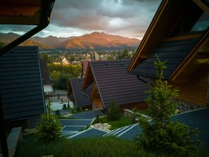 Wolke, Gebäude, Pflanze, Himmel, Eigentum, Blatt, Berg, Haus, Holz, Schatten
