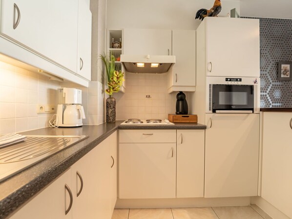 Kitchen Appliance, Kitchen, Countertop, Major Appliance, Cabinetry, Interior Design, Flooring, Wood, Home Appliance, Sink