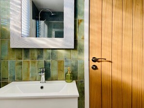 [Bathroom #1] Clean towels & essentials provided