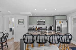 Fully equipped kitchen with seating for 4