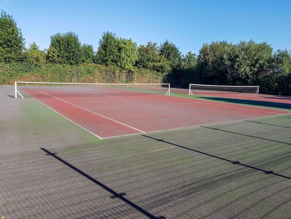 Sky, Daytime, Window, Tree, Slope, Composite Material, Tennis, Grass, Asphalt