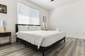 Bedroom - Queen bed