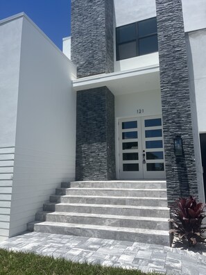 Front entrance to `121 West Hilo
