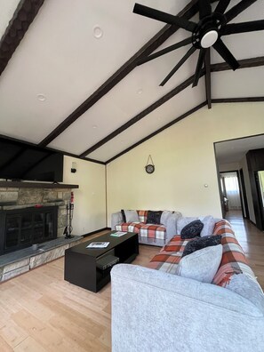 Main Living Room (3)