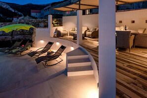  Night view of outdoor area