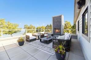 Rooftop deck, fire place, fire table, smart TV