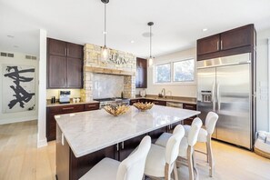 Kitchen, seating for 4pp at island, 8pp at dining table