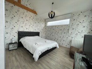 ★ Comfort ★ Our place has your ultimate comfort in mind. Queen Bed Mattress
