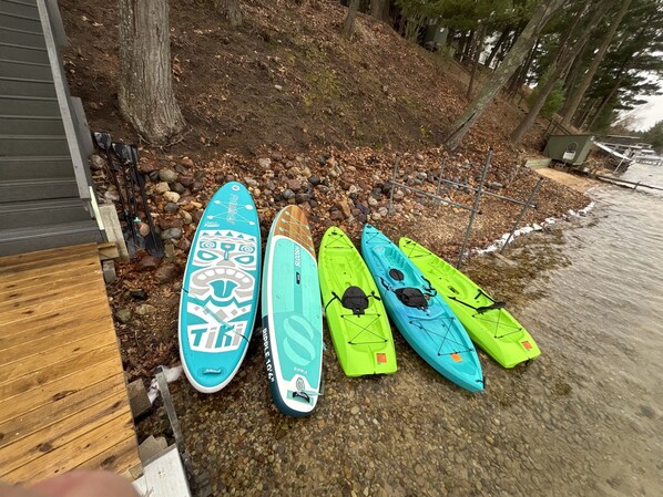 Adventure awaits just steps from the shore! With three kayaks and two paddleboards ready for you, there’s no shortage of lake fun.