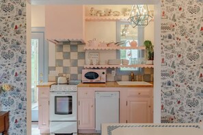 Full kitchen with all the amenities.