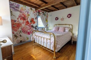 Sleep among the life-sized flowers in Alice's bedroom.
