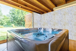 Indoor spa tub