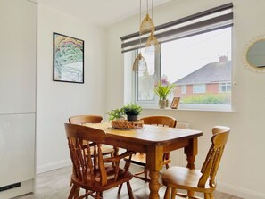 [Dining area] Plenty of natural light