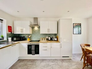 [Kitchen] Fully stocked & equipped