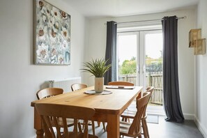 [Dining area] Doors leading to garden patio