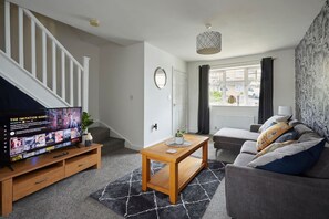 [Living room] 42" Smart TV with Netflix/Amazon Prime