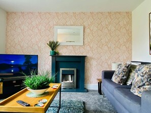 [Living room] With 50" Smart TV