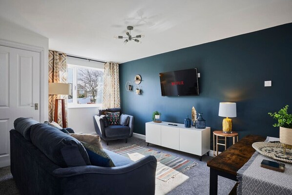 [Living room] 50" Smart TV with Netflix/Amazon Prime