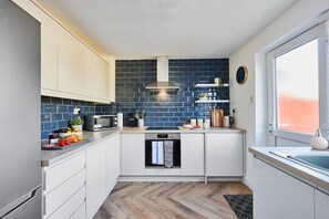 [Kitchen] Fully stocked & equipped, with dishwasher and washing machine