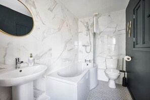 [Bathroom] Clean & updated bathroom with great water pressure!