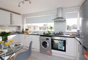 [Kitchen] Fully stocked & equipped