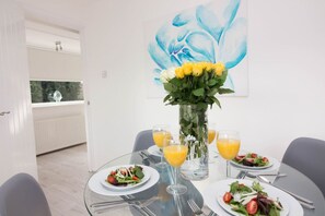 [Dining area] Seating for 4