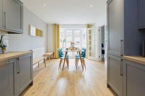 [Dining area] Open the french windows & enjoy breakfast in style!