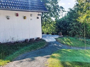 Grass, Garden, Lawn, Home, Cottage, Driveway, Backyard, Yard, Landscaping, Walkway