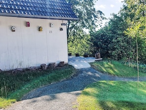 Grass, Garden, Lawn, Home, Cottage, Driveway, Backyard, Yard, Landscaping, Walkway