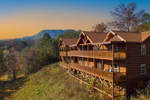 Beautiful 8BR Cabin at Dusk