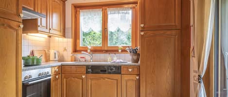 Cuisine, Cabinetry, Sol, Design Intérieur, Bois, Meubles, Comptoir, Sol, Appareil De Cuisine, Placard
