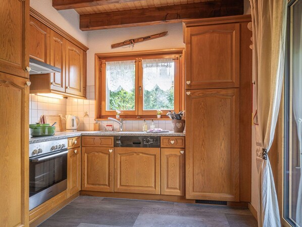 Cucina, Cabinetry, Pavimentazione, Interior Design, Legna, Mobilia, Controsoffitto, Pavimento, Elettrodomestico Da Cucina, Credenza