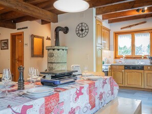 Mobilia, Interior Design, Pavimentazione, Legna, Soffitto, Lampada, Cucina, Camera, Controsoffitto, Pavimento