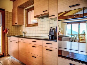 Countertop, Küche, Holz, Cabinetry, Interior Design, Flooring, Küchengerät, Möbel, Armatur, Sinken