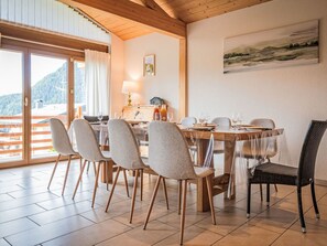 Möbel, Interior Design, Holz, Stuhl, Flooring, Tabelle, Zuhause, Küche & Esszimmer Tisch, Fussboden, Esszimmer