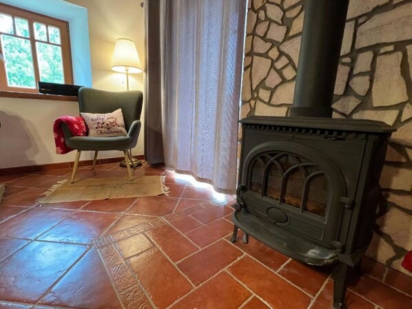 Sol, Sol, Foyer, Tache De Bois, Tuile, Brique, Parquet, Matériau Naturel, Salon, Poêle À Bois