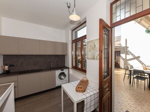 Flooring, Interior Design, Fussboden, Küche, Holz, Möbel, Decke, Countertop, Holzboden, Cabinetry