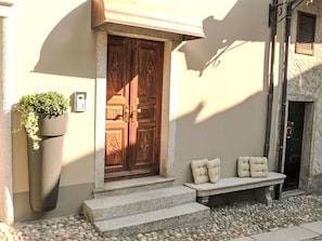 Furniture, Outdoor Furniture, Chair, Garden, Flowerpot, Patio, Outdoor Table, Estate, Houseplant, Landscaping