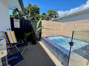 Heated large private spa with 6 jets and blower