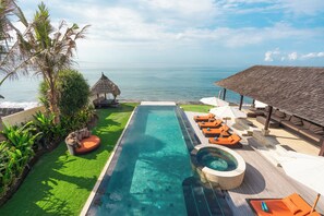 15 Metre Infinity pool overlooking the ocean.