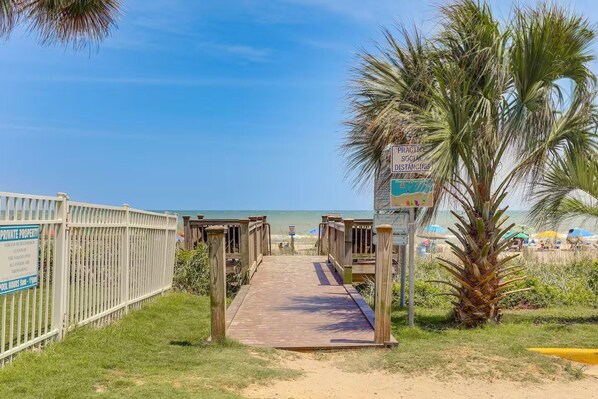 Walk 2 Beach (2 Mins Walk | Block Away)