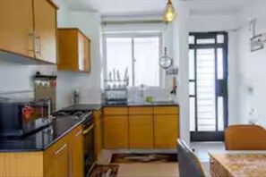 The fully equipped kitchen