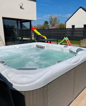 Bain à remous extérieur