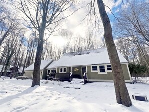 Suan Cottage is tucked in the woods just off Lakeshore Drive