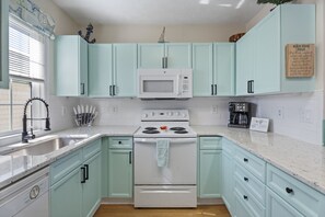 Beautiful, fully equipped kitchen