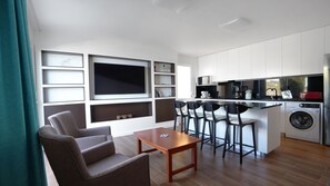 Spacious open-plan living and dining area with modern decor, abundant natural light, and seamless comfort. Equipped with fast Wi-Fi, perfect for relaxation or remote work in style. #arcodacalheta #smartTV