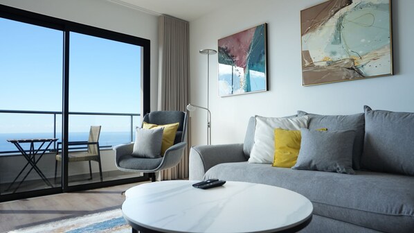 Meeresbrise by LovelyStay is a modern T1 apartment in Garajau, perfect for couples or small groups. Enjoy ocean-view balcony dining, a 2x2m bed, fast Wi-Fi, and private parking. #modern #luxurydecor #apartment